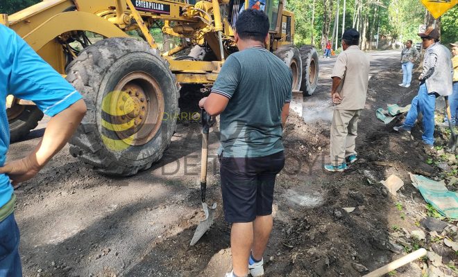 Ampliar imagen al hacer click Alcalde Jesús Olivares y Mtra. Aridai Olivares participan en labores de bacheo en acceso a Citlaltépetl