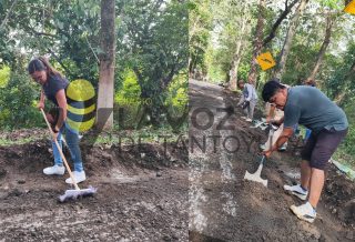 | Alcalde Jesús Olivares y Mtra. Aridai Olivares participan en labores de bacheo en acceso a Citlaltépetl