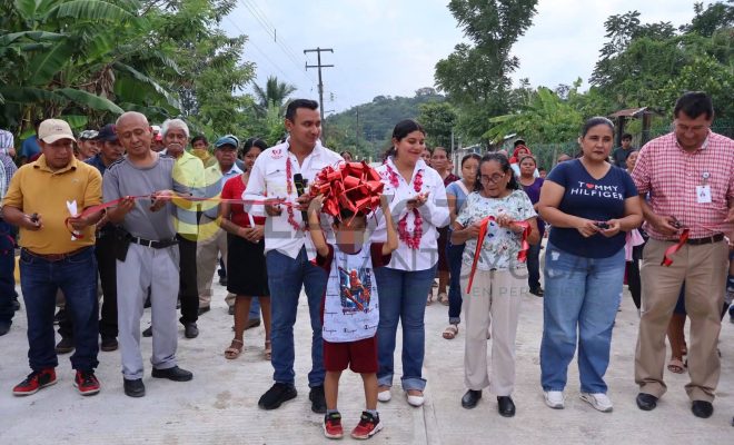 Ampliar imagen al hacer click Ayuntamiento de Chontla inaugura pavimentación de la Calle 3 de Mayo en Cruz Manantial