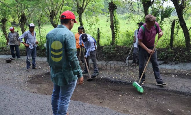 Gobierno de Chontla impulsa acciones de mantenimiento en la carretera Las Cruces–San Nicolasillo