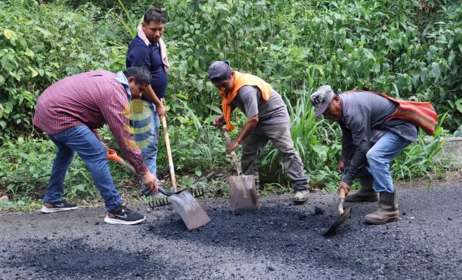 Gobierno de Chontla impulsa acciones de mantenimiento en la carretera Las Cruces–San Nicolasillo