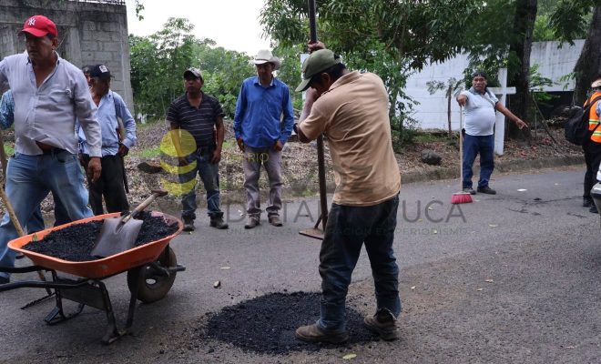 Gobierno de Chontla impulsa acciones de mantenimiento en la carretera Las Cruces–San Nicolasillo