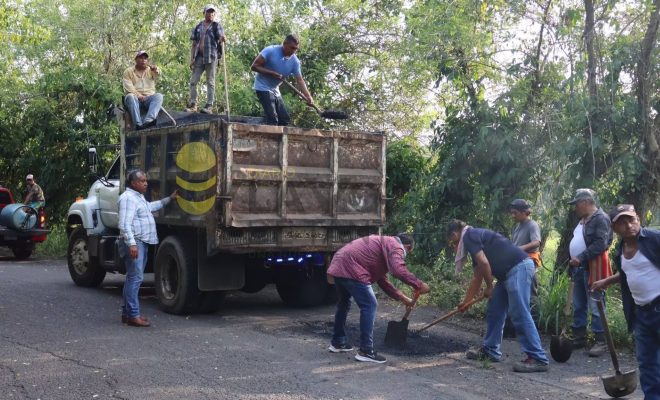 Gobierno de Chontla impulsa acciones de mantenimiento en la carretera Las Cruces–San Nicolasillo