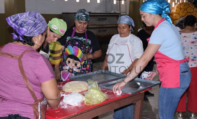 Ampliar imagen al hacer click Ayuntamiento de Chontla fomenta la preservación de las tradiciones con la elaboración de pan de mono