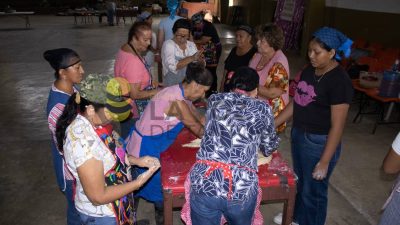 Ayuntamiento de Chontla fomenta la preservación de las tradiciones con la elaboración de pan de mono