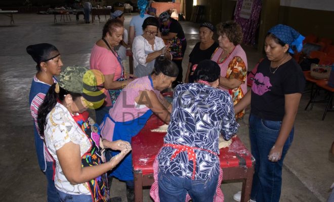 Ampliar imagen al hacer click Ayuntamiento de Chontla fomenta la preservación de las tradiciones con la elaboración de pan de mono