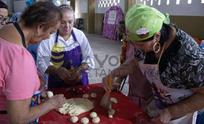 Ampliar imagen al hacer click Ayuntamiento de Chontla fomenta la preservación de las tradiciones con la elaboración de pan de mono