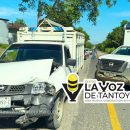 Choque de camionetas deja cuantiosos daños materiales