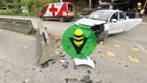 Intenta librar un bache y termina chocando contra una barrera de concreto