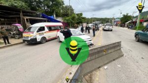 Intenta librar un bache y termina chocando contra una barrera de concreto