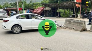Intenta librar un bache y termina chocando contra una barrera de concreto