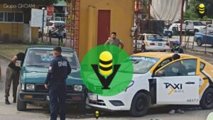 Choque entre taxi y camioneta deja solo daños materiales 