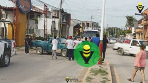 Choque entre taxi y camioneta deja solo daños materiales 