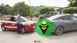 Choque entre taxi y auto particular deja solo daños materiales 