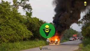 Se incendia camioneta sobre la Alazán - Canoas