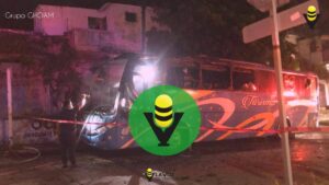 Incendian autobús turístico en Coatzacoalcos