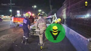 Taxi es impactado por camioneta; conductor resulta lesionado y responsables huyen del lugar