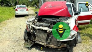 Taxi es embestido por camión ferroviario en Minatitlán