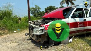 Taxi es embestido por camión ferroviario en Minatitlán