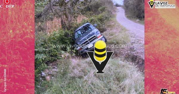 Camioneta termina en zanja tras accidente en camino vecinal, en Tempoal