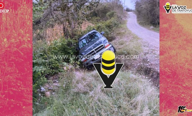 Camioneta termina en zanja tras accidente en camino vecinal, en Tempoal