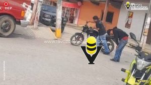 Motociclista resulta con golpes menores tras derrapar en Benito Juárez 