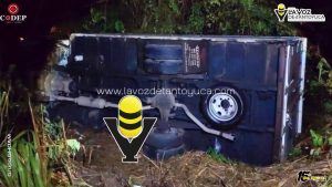Camión de paquetería vuelca en la carretera 180 