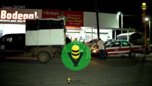 Conductor provoca percance al circular en reversa 