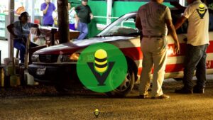 Conductor provoca percance al circular en reversa 