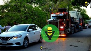 Tractocamiones con exceso de dimensiones revientan cables a su paso por Tantoyuca