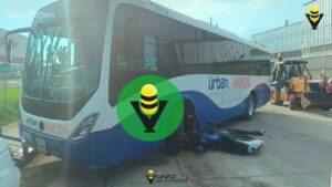 Pareja en moto resultó lesionada al chocar contra un autobús 