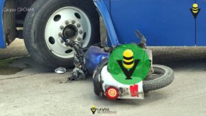 Pareja en moto resultó lesionada al chocar contra un autobús 