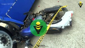 Pareja en moto resultó lesionada al chocar contra un autobús 