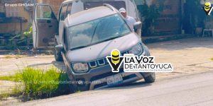 Cae vehículo a una cuneta