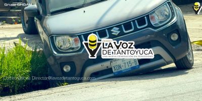 Cae vehículo a una cuneta