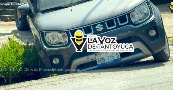 Cae vehículo a una cuneta