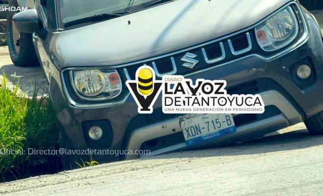 Cae vehículo a una cuneta