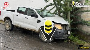 Camioneta derrapa y se impacta contra poste de Telmex en Tantoyuca