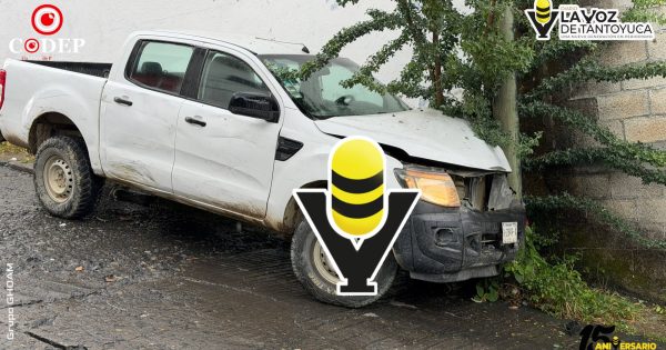 Camioneta derrapa y se impacta contra poste de Telmex en Tantoyuca