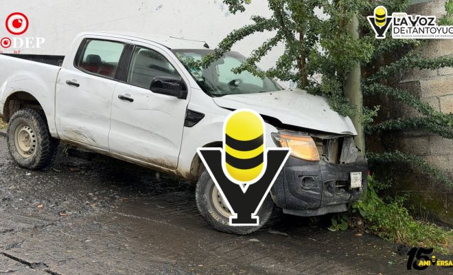 Camioneta derrapa y se impacta contra poste de Telmex en Tantoyuca