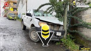 Camioneta derrapa y se impacta contra poste de Telmex en Tantoyuca