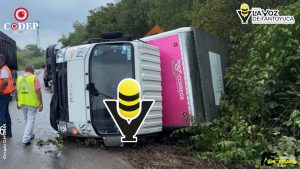 Vuelca camión de Correos de México en la carretera Pánuco-Tempoal