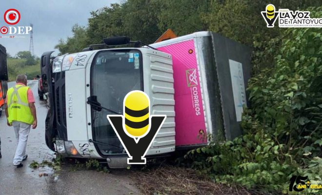 Vuelca camión de Correos de México en la carretera Pánuco-Tempoal