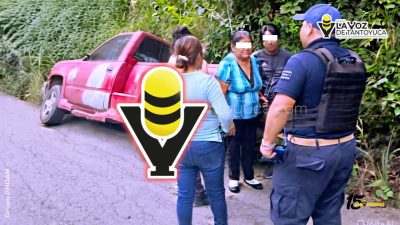 Familia resulta ilesa; camioneta termina fuera de la cinta asfáltica