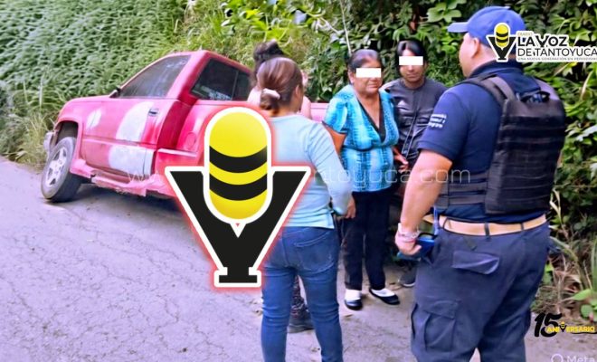 Familia resulta ilesa; camioneta termina fuera de la cinta asfáltica