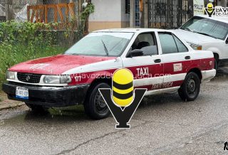Taxista choca contra camioneta estacionada, en Tantoyuca