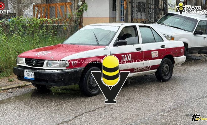 Taxista choca contra camioneta estacionada, en Tantoyuca