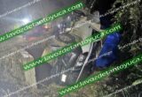 Cae a un arroyo; vuelca camioneta pasajera en camino vecinal