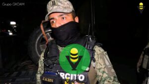 Soldados roban 50 mil pesos y mil dólares a tres jóvenes; ciudadanos los persiguen y los detienen 