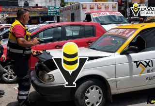 Víbora se mete a un taxi en Huejutla y pone en apuros a taxista